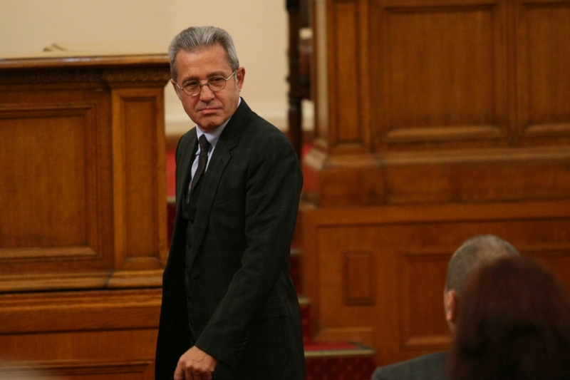 Най сериозната антикризисна мярка е свалянето на кабинета За мен нов